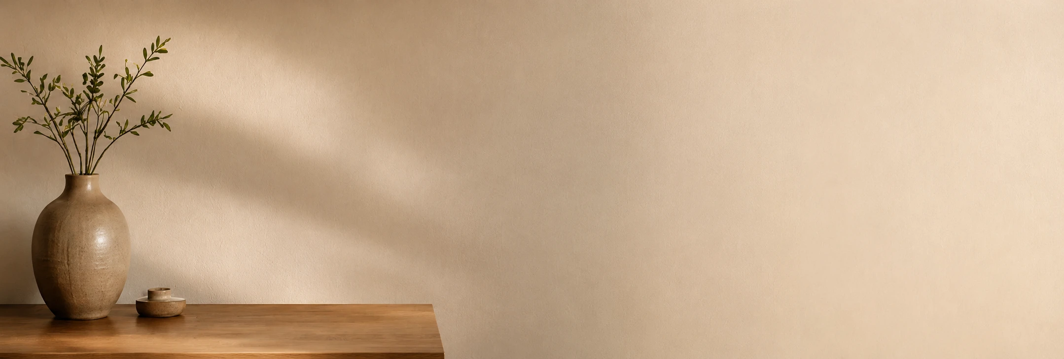 Vase und Bücher in warmem Licht